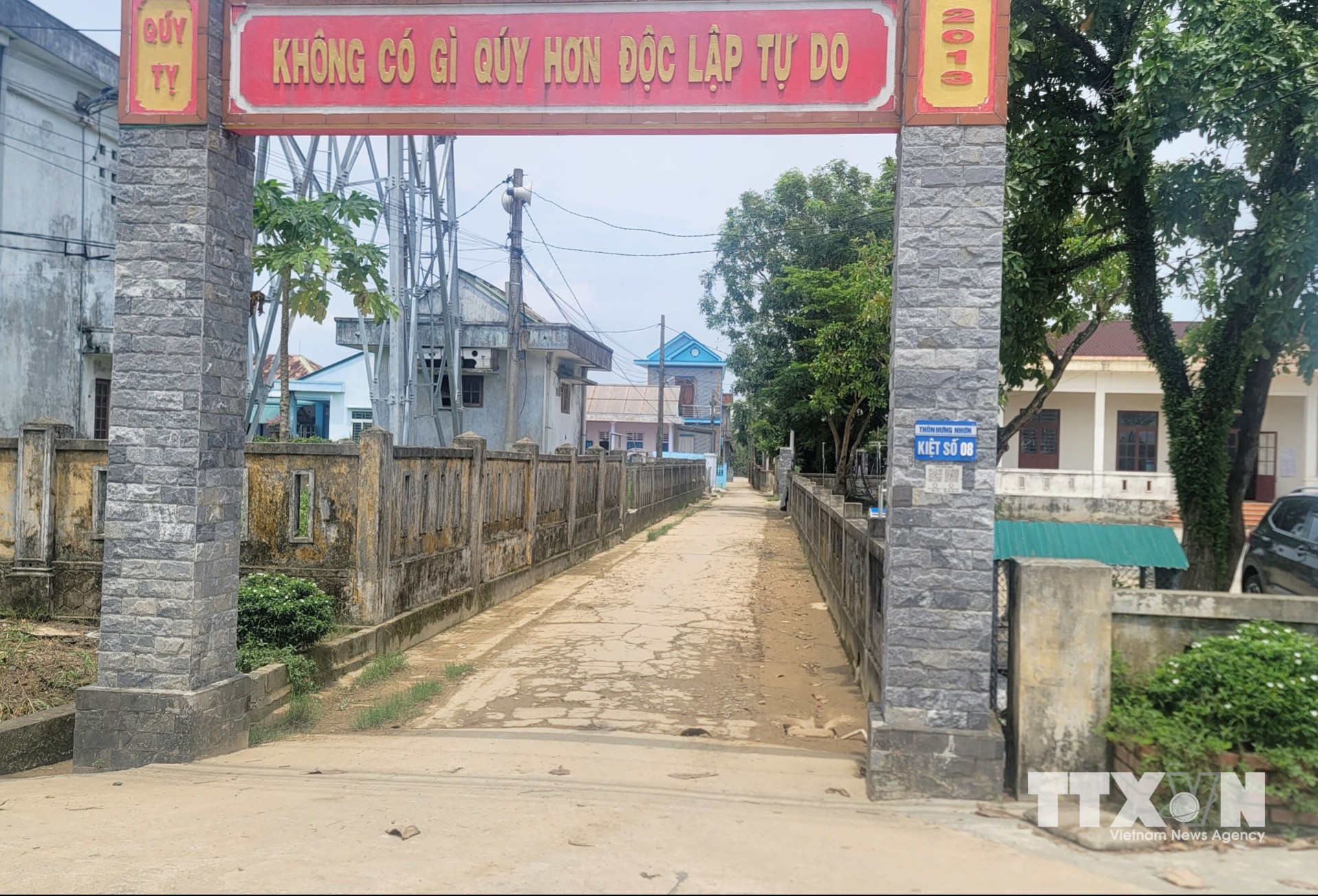Các ngõ, hẻm của thôn Hải Hòa được gắn mã QR, tạo điều kiện thuận lợi cho người dân xác định vị trí. (Ảnh: Tá Chuyên/TTXVN)